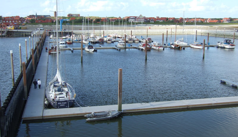 Liegeplätze im Sportboothafen Juist bei Hochwasser