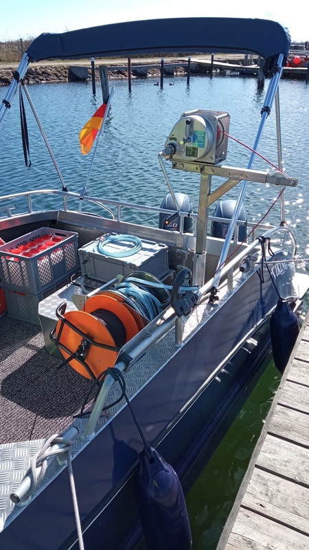 Am IMP-eigenem Arbeitsboot IMPULS befestigte Vorrichtung für die Wasserentnahme Am IMP-eigenem Arbeitsboot IMPULS befestigte Vorrichtung für die Wasserentnahme