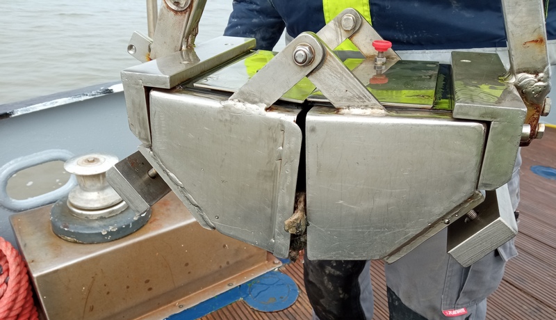 Sedimentbeprobung mit van-Veen-Greifer Sedimentbeprobung mit van-Veen-Greifer