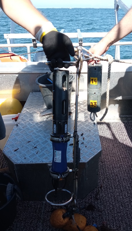 Für den Einsatz vorbereitetes Messgerät mit Gerätehalterung Für den Einsatz vorbereitetes Messgerät mit Gerätehalterung